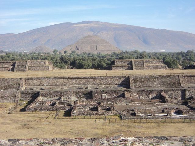 * View of The Ciudadela from the platform to the Temple of Quetzalcoatl
- Veduta della Cittadella dalla piattaforma del Tempio di Quetzalcoatl
- Vista de La Ciudadela desde la plataforma adosada al Templo de Quetzalcóatl