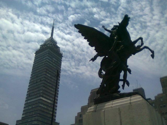 * View of the Latin-American Tower from the Palace of Fine Arts - Veduta della Torre Latinoamericana dal Palazzo delle Belle Arti - Vista de la Torre Latinoamericana desde el Palacio de Bellas Artes