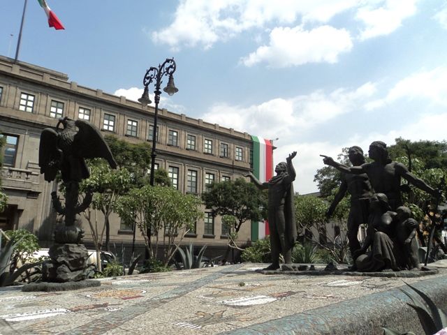 * Statue commemorating the foundation of Tenochtitlan - Statua messicana che ricorda la leggenda della fondazione di Tenochtitlan - Escultura que rememora el momento en que los mexicas encontraron la señal para la fundación de Tenochtitlán