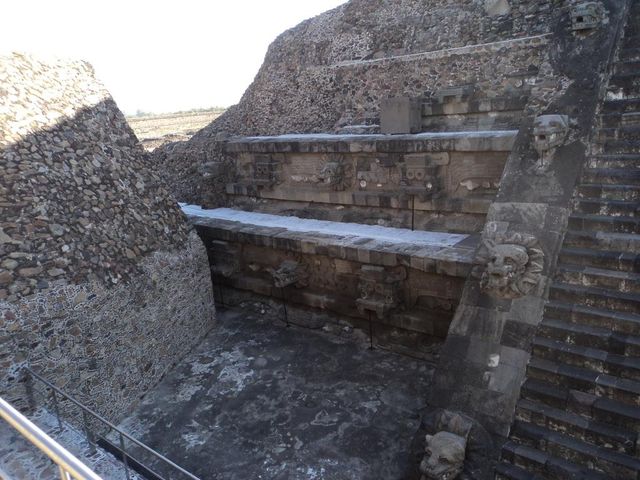 * Platform showing the talud-tablero architectural style
- Una Piattaforma costruita con lo stile Talud-Tablero
- Plataforma adosada al estilo Talud-Tablero