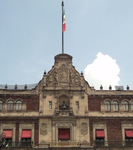 * Close up of balcony where the president of Mexico gives the annual 'Grito de Dolores' on Independence Day - Balcone dove il presidente del Messico dà l'annuale 'Grito de Dolores' nel Giorno dell' Indipendenza - Balcón donde el presidente de México da el