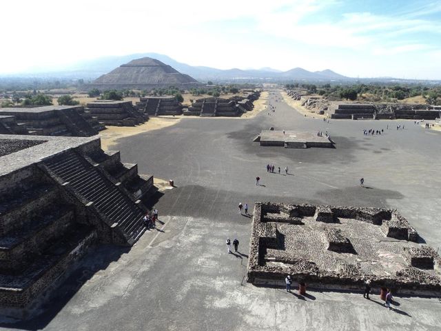 * View of the Avenue of the Dead and the Pyramid of the Sun, from the Pyramid of the Moon
- Veduta del Viale dei Morti e la Piramide del Sole, dalla Piramide della Luna
- Vista de la calzada de los Muertos y la Pirámide del Sol, desde la cumbre de la pirá